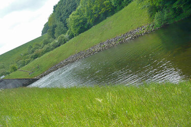 Kanal durch eine Wiese