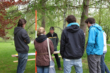 Besucher des Studieninformationstages informieren sich im Arboretum