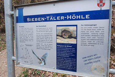 Informationstafel vor der Höhle