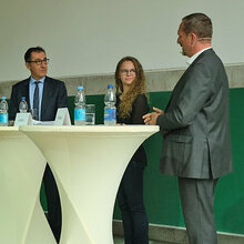 In einem Podiumsgespräch mit den Studiengangleitern der forstlichen Studiengänge der HFR, Prof. Dr. Christoph Schurr (Master-Studiengang) und Prof. Dr. Artur Petkau (Bachelor-Studiengang) sowie den beiden Forst-Studierenden Gina Janßen (Bachelor) und Robert Rieschick (Master) nutzte Bundesminister Cem Özdemir die Gelegenheit zum Austausch.