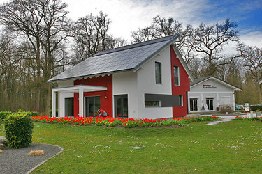 Blick auf eine Musterhausausstellung