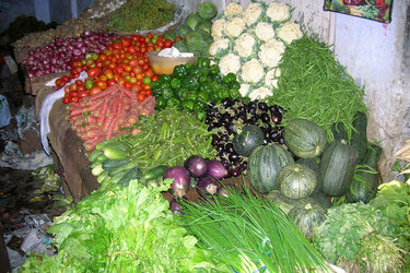 Marktstand mit Obst und Gemüse