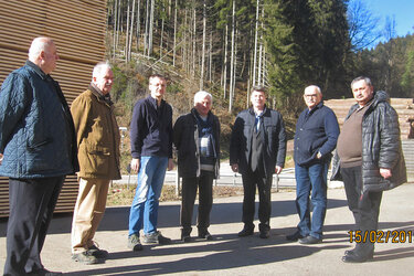 Die Delegation auf dem Gelände des Sägewerks Echtle in Nordrach (in der Mitte Rektor Yuriy Tunytsya, links neben ihm Manuel Echtle)