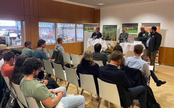 Ein Blick auf das Werkstattgespräch (von links nach rechts: Dr. Ralf Straußberger, Dr. Peter Pröbstle, Christoph Schurr und Christian Kaul)