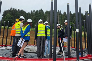 Studierende begutachten die Baustelle