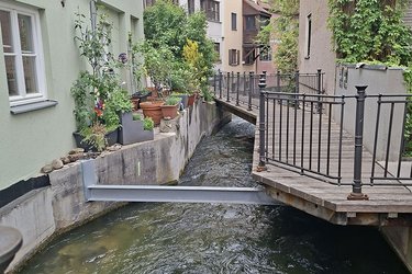 Blick auf einen kleinen Wasserkanal in Augsburg