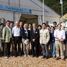 Teilausschnitt der japanischen Besuchergruppe beim VIP-Empfang auf der KWF-Tagung (10. Juni 2016, Roding, Bayern, Foto: mit freundlicher Genehmigung der KWF) 