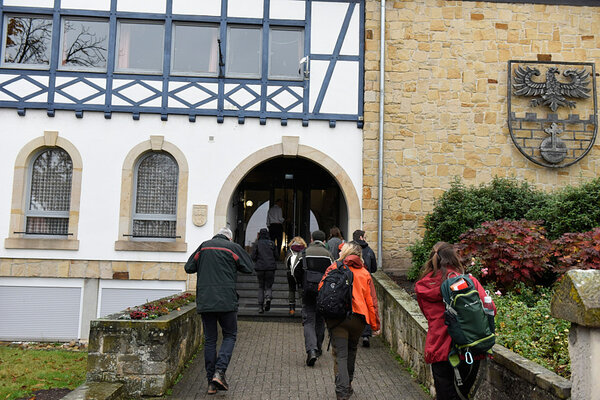 Studierende betreten das Rathaus Kallstadt in der Pfalz