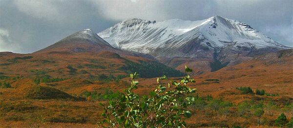 Landschaftsfoto: Blick auf einen verschneiten Berg in Schottland