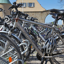 Blick auf viele abgestellte Fahrräder vor der Hochschule Rottenburg