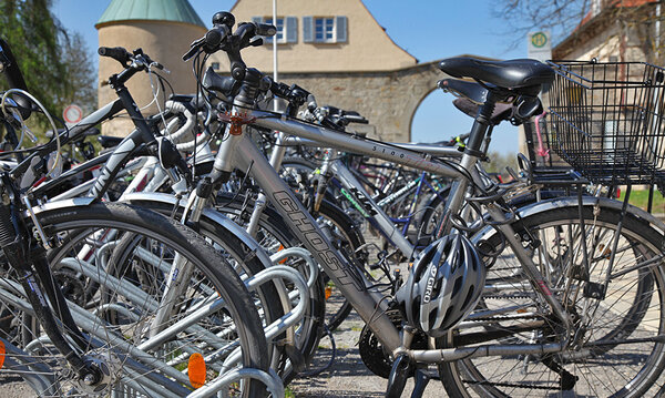 Blick auf viele abgestellte Fahrräder vor der Hochschule Rottenburg