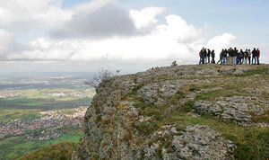 Blick auf einen Aussichtsfelsen mit Studierenden darauf