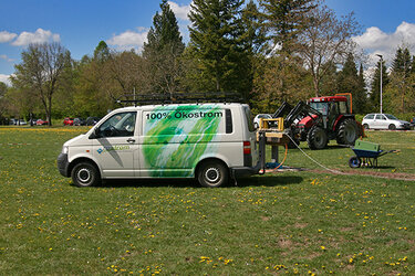 Traktor und Transporter, die für das Aufstellen Kleinwindkraftanlage benötigt wurden