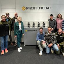 Gruppenfoto mit den Teilnehmern im Firmengebäude