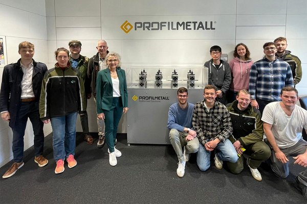 Gruppenfoto mit den Teilnehmern im Firmengebäude