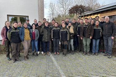 Gruppenfoto vor der Waldakademie: die Rottenburger Master-Studentinnen und -Studenten mit Peter und Tobias Wohlleben.