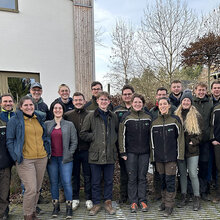 Gruppenfoto vor der Waldakademie: die Rottenburger Master-Studentinnen und -Studenten mit Peter und Tobias Wohlleben. 