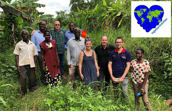 Gruppenfoto mit den Partner der Ndejje University, Uganda, eine Lehrerin der Grundschule und zwei Dorfsprecher.