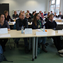 Teilnehmer des Forschungstags sitzen in einem Hörsaal