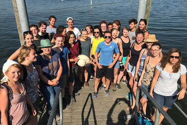 Gruppenfoto mit Studierenden auf einem Steg am See