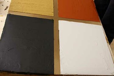 Sechs Farbproben aus Lehm 