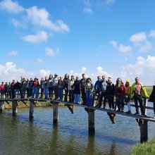 Exkursionsgruppe auf einer schmalen Brücke