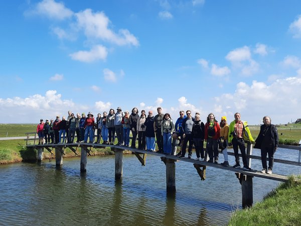 Exkursionsgruppe auf einer schmalen Brücke