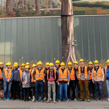 Gruppenfoto mit den Exkursionsteilnehmern vor dem Firmengebäude