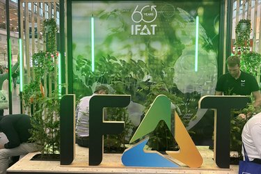 Blick in eine Halle mit dem IFAT-Logo