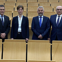 Foto: HFR, v.l.n.r. Dr. Volker Wedekind (Ministerium für Wissenschaft, Forschung und Kunst), Gerhard Weik (Kanzler), Iris Bienert (Hochschulratsvorsitzende), Uwe Heinle, Prof. Dr. Bastian Kaiser (Rektor)