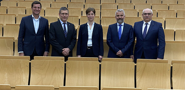 Foto: HFR, v.l.n.r. Dr. Volker Wedekind (Ministerium für Wissenschaft, Forschung und Kunst), Gerhard Weik (Kanzler), Iris Bienert (Hochschulratsvorsitzende), Uwe Heinle, Prof. Dr. Bastian Kaiser (Rektor)