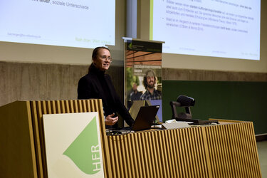 Referentin Prof. Monika Bachinger am Rednerpult in der Aula der Hochschule Rottenburg