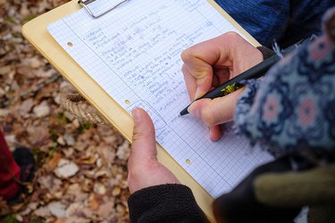 Blick auf ein Schreibbrett eines Studierenden