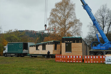 Die drei mobilen Module werden mit einem Kran positioniert