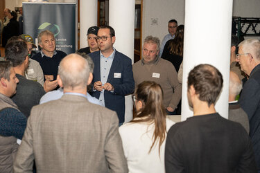 Angeregte Diskussionen an den Thementischen – hier mit Stefan Mack, dem Vorstand der Realgenossenschaft Oberkochen.