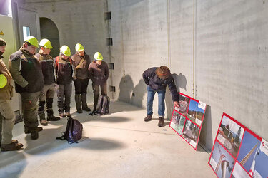 Georg Schmid erläutert die Bilddokumentation zum Bau des Windrades