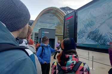 Studierende stehen mit ihrem Exkursionsleiter vor der Nebelhornbahn. 