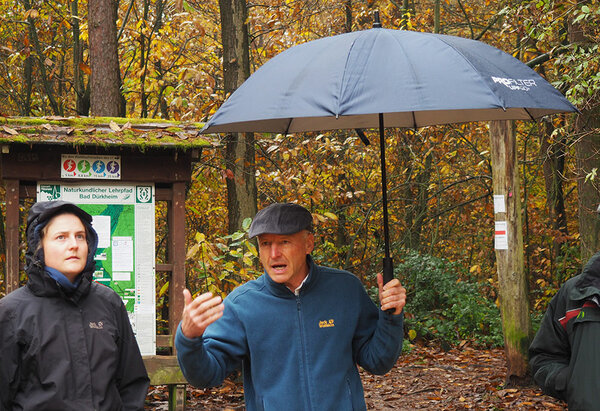 Teilnehmer diskutieren gemeinsam im Wald