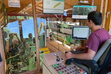 Studierende im Schulungssägewerk
