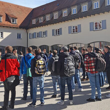 Erstsemester stehen im Innenhof der Hochschule