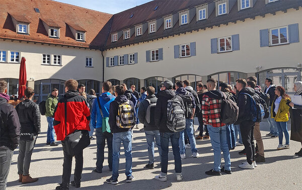 Erstsemester stehen im Innenhof der Hochschule