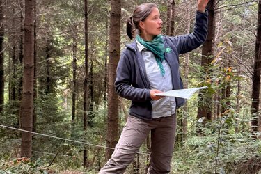 Eine Referentin steht im Wald