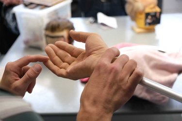 Eine Theaterhand in der Hand eines Teilnehmers
