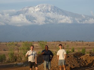 Gruppenfoto vor dem Kilimandscharo