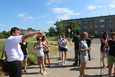 Studierende bei Besichtigung des Städterückbaus in Dessau
