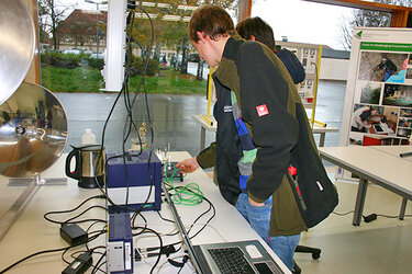 Student bei einem Experiment