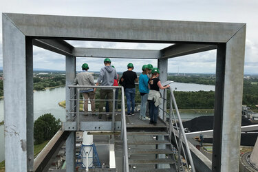 Studierende besichtigen den Rheinhafen