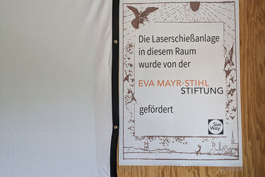 Hinweis an der Wand, dass die Schießanlage von der EVA MAYER-STIHL Stiftung gefördert wurde