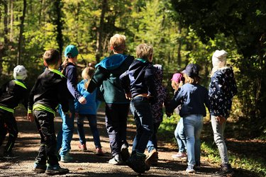 Teilnehmer beim Spielen auf einem Waldweg