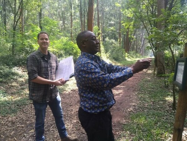 rof. Dr. Pascal Nkurunziza (Université du Burundi) und Dr. Marco Harbusch (Universität Koblenz-Landau) auf den Agroforstversuchsflächen in Butare (Ruanda)